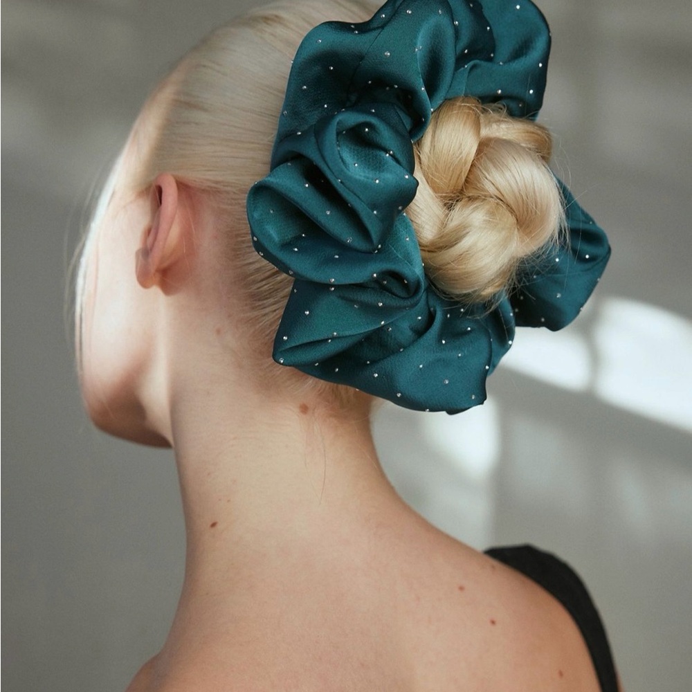 GEM OVERSIZED SCRUNCHIE

Urban Outfitters Teal XL Hair Scrunchie